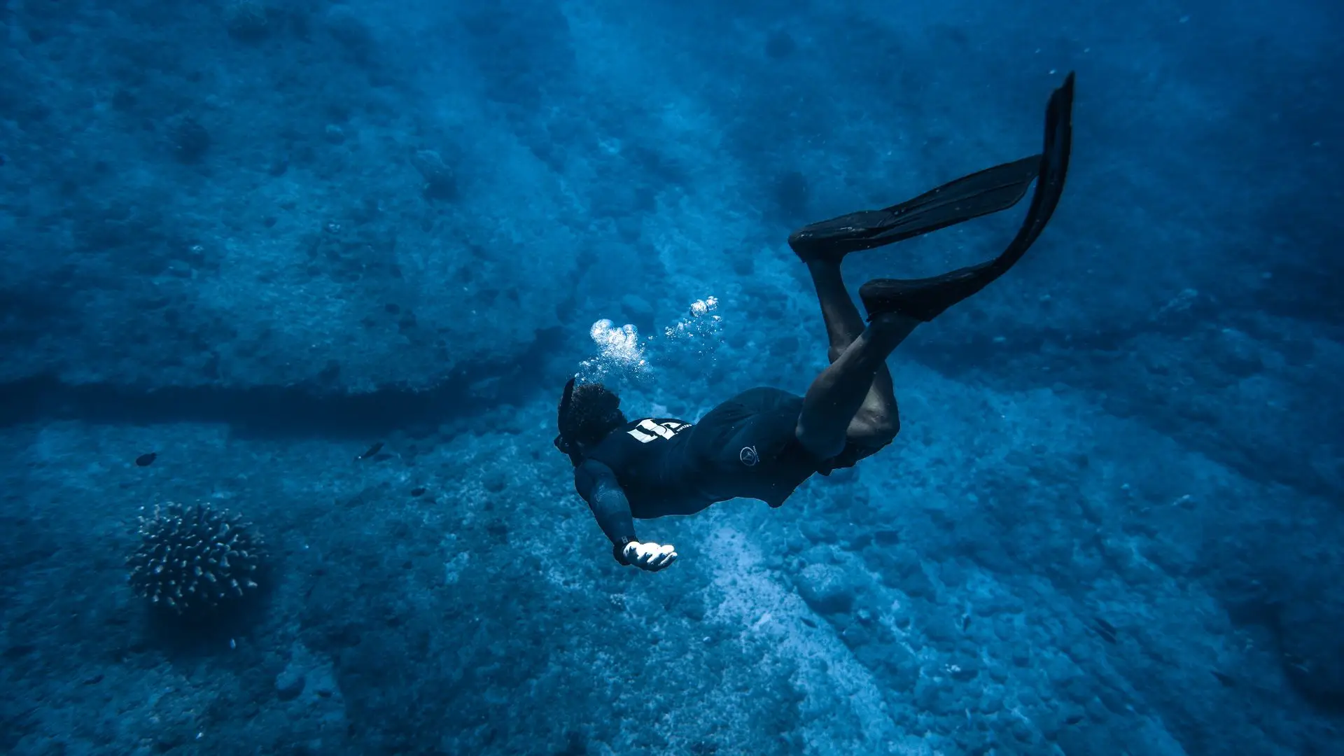 Vulkanische Küste der Kanaren mit klarem Atlantikwasser
