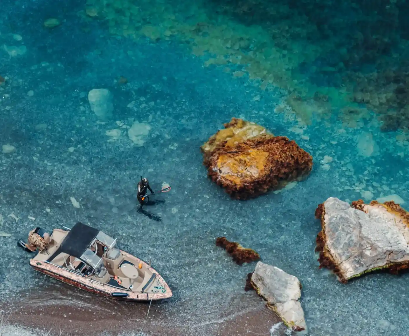 Mediterrane Bucht mit klarem Wasser und Tauchplatz